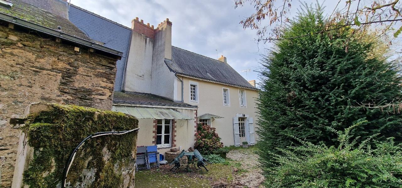 MAISON DE BOURG - ANGERS - 260m2